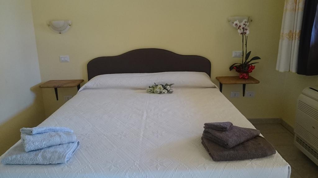 La Corte Dei Rei Aparthotel Castiadas Room photo