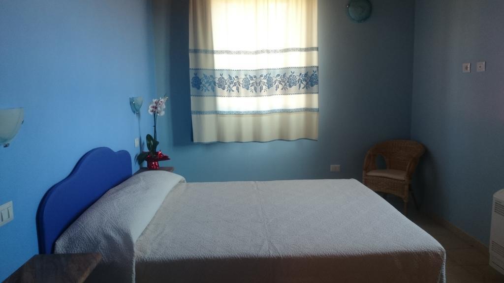 La Corte Dei Rei Aparthotel Castiadas Room photo