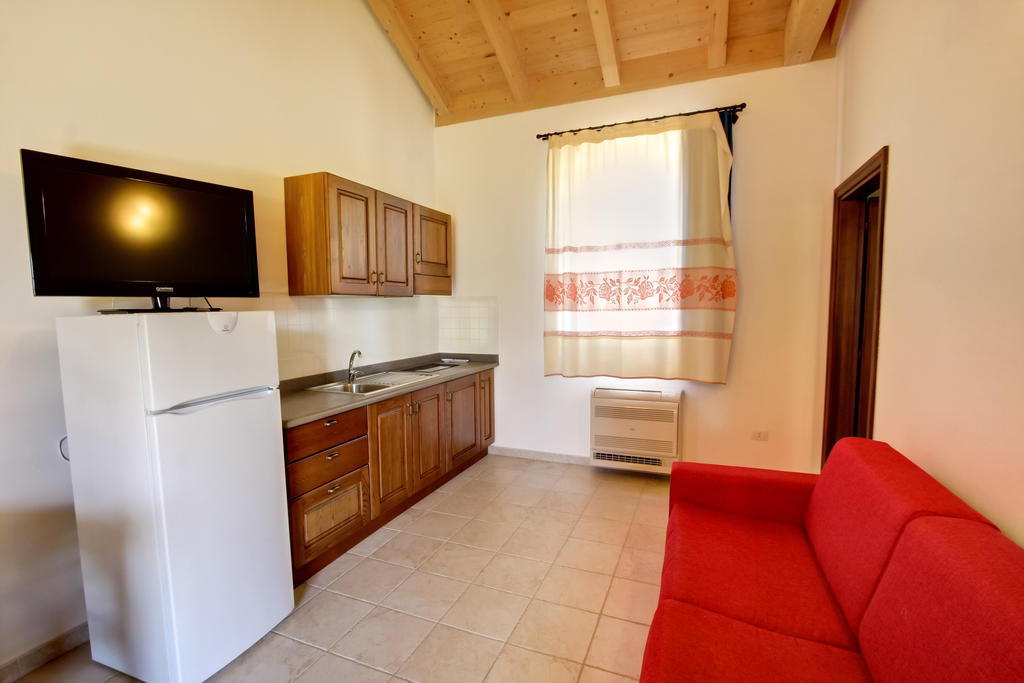 La Corte Dei Rei Aparthotel Castiadas Room photo