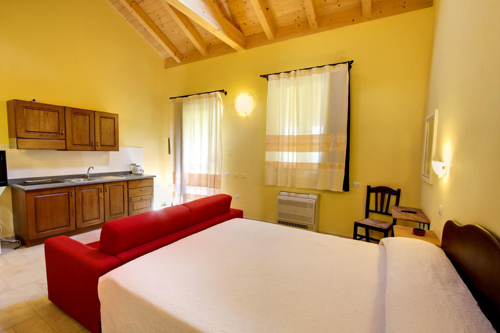 La Corte Dei Rei Aparthotel Castiadas Room photo