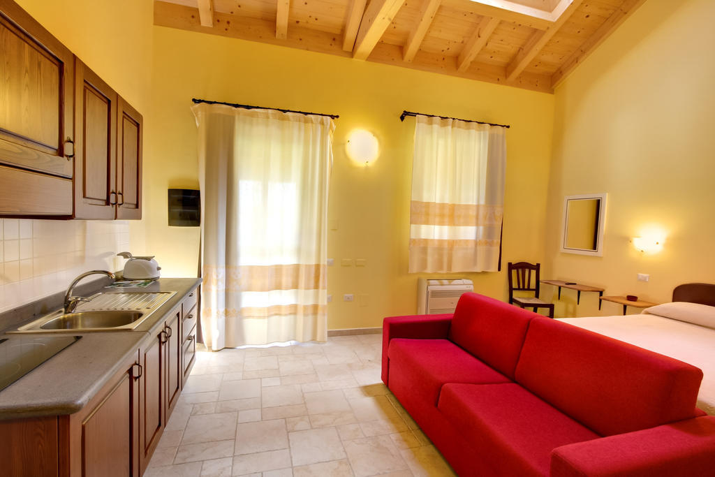 La Corte Dei Rei Aparthotel Castiadas Room photo