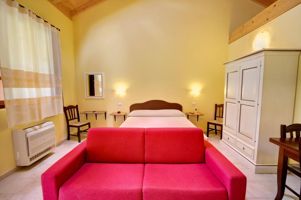 La Corte Dei Rei Aparthotel Castiadas Room photo