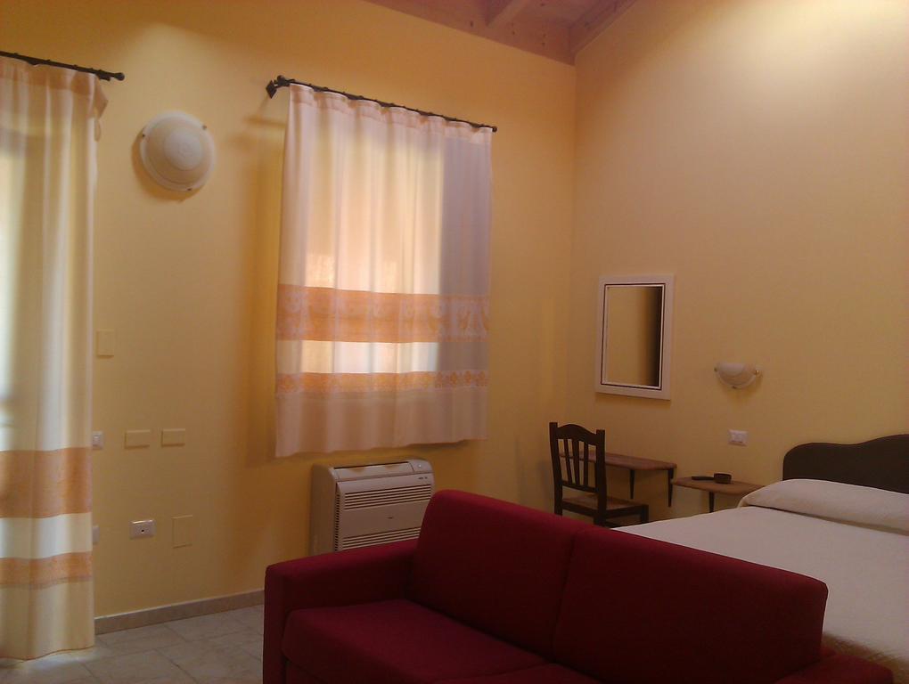 La Corte Dei Rei Aparthotel Castiadas Room photo
