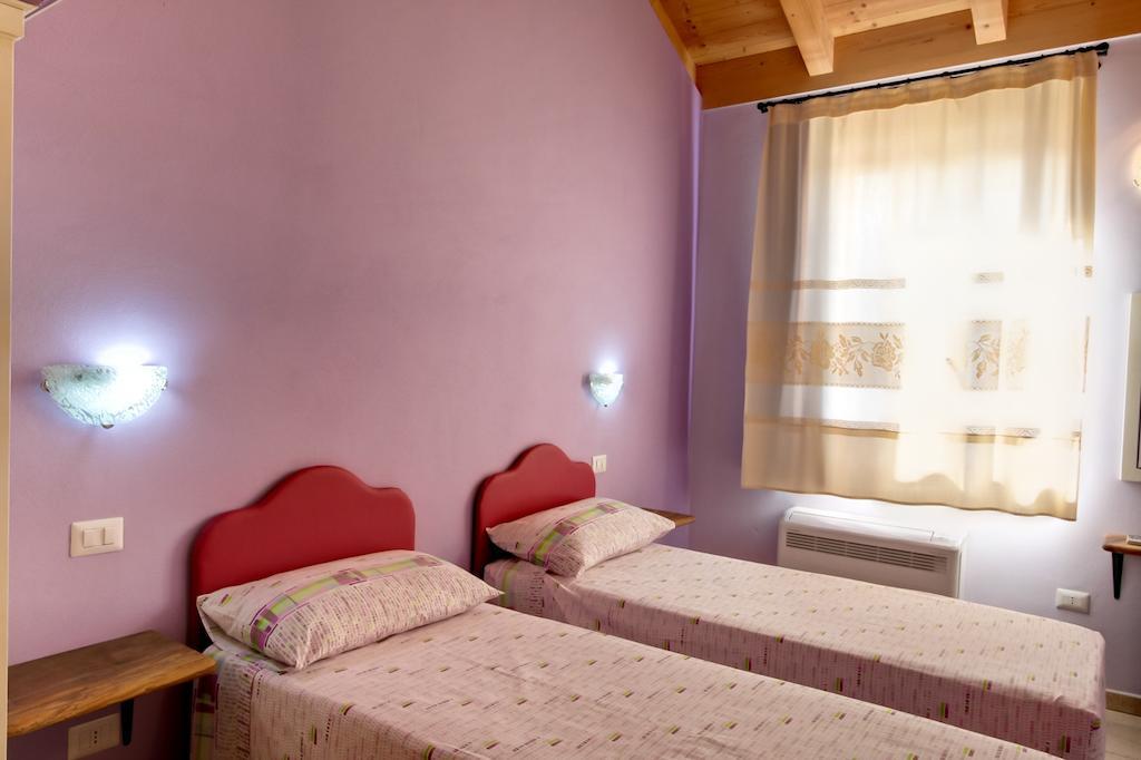 La Corte Dei Rei Aparthotel Castiadas Room photo