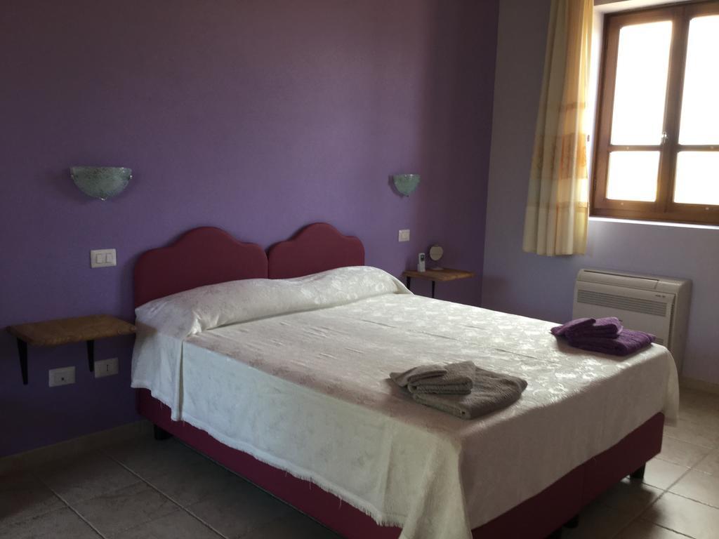 La Corte Dei Rei Aparthotel Castiadas Room photo